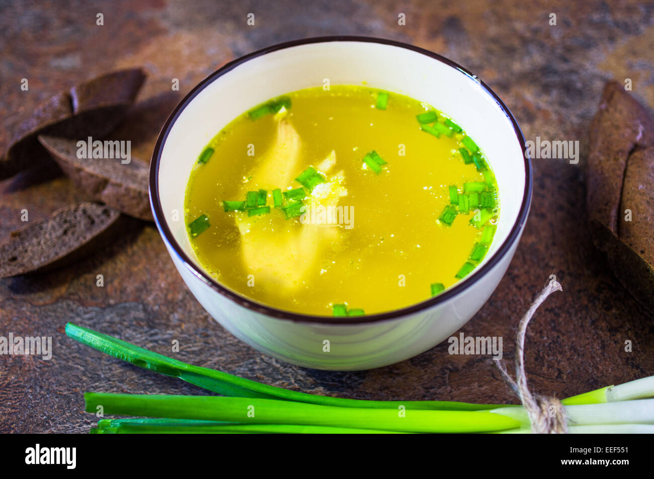 Brodo di pollo zuppa con erbe aromatiche Foto Stock