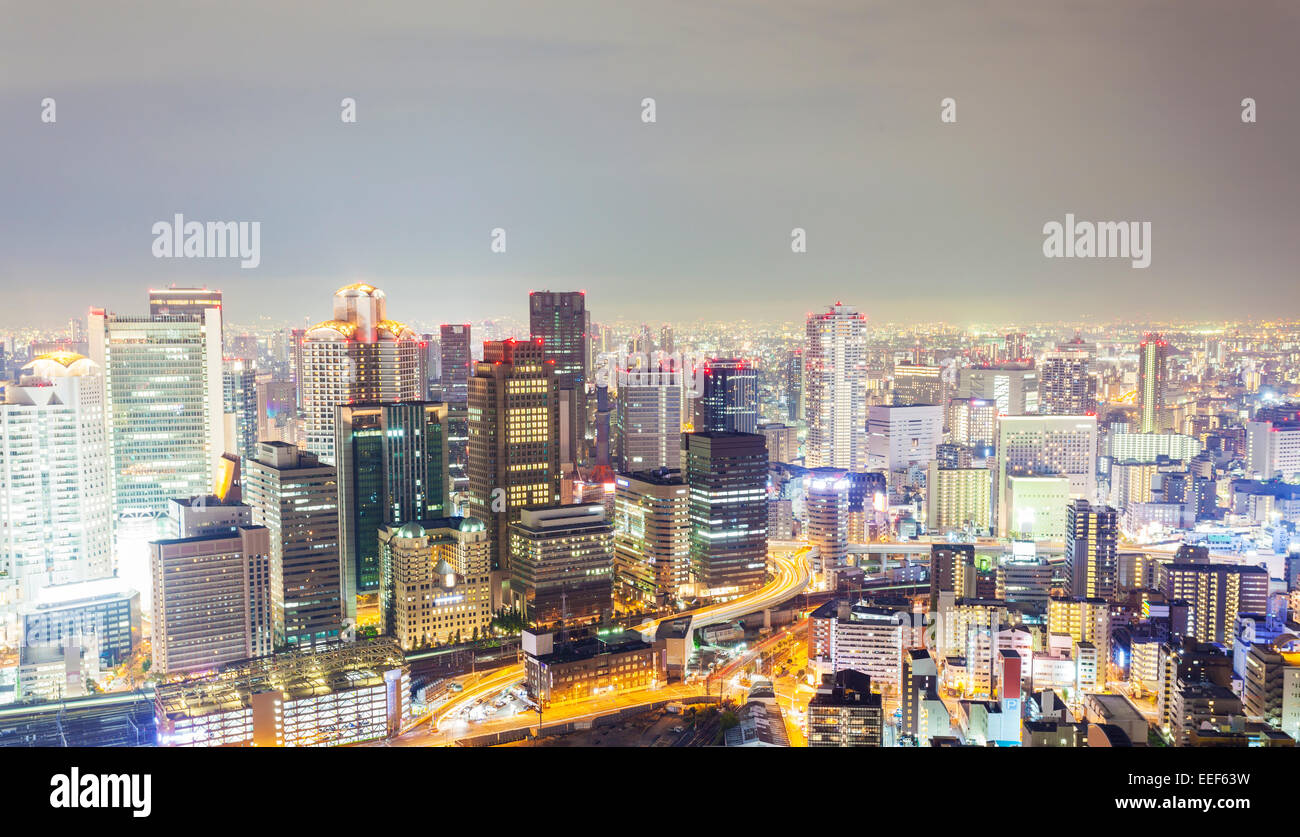 Skyline di Osaka in Giappone di notte Foto Stock