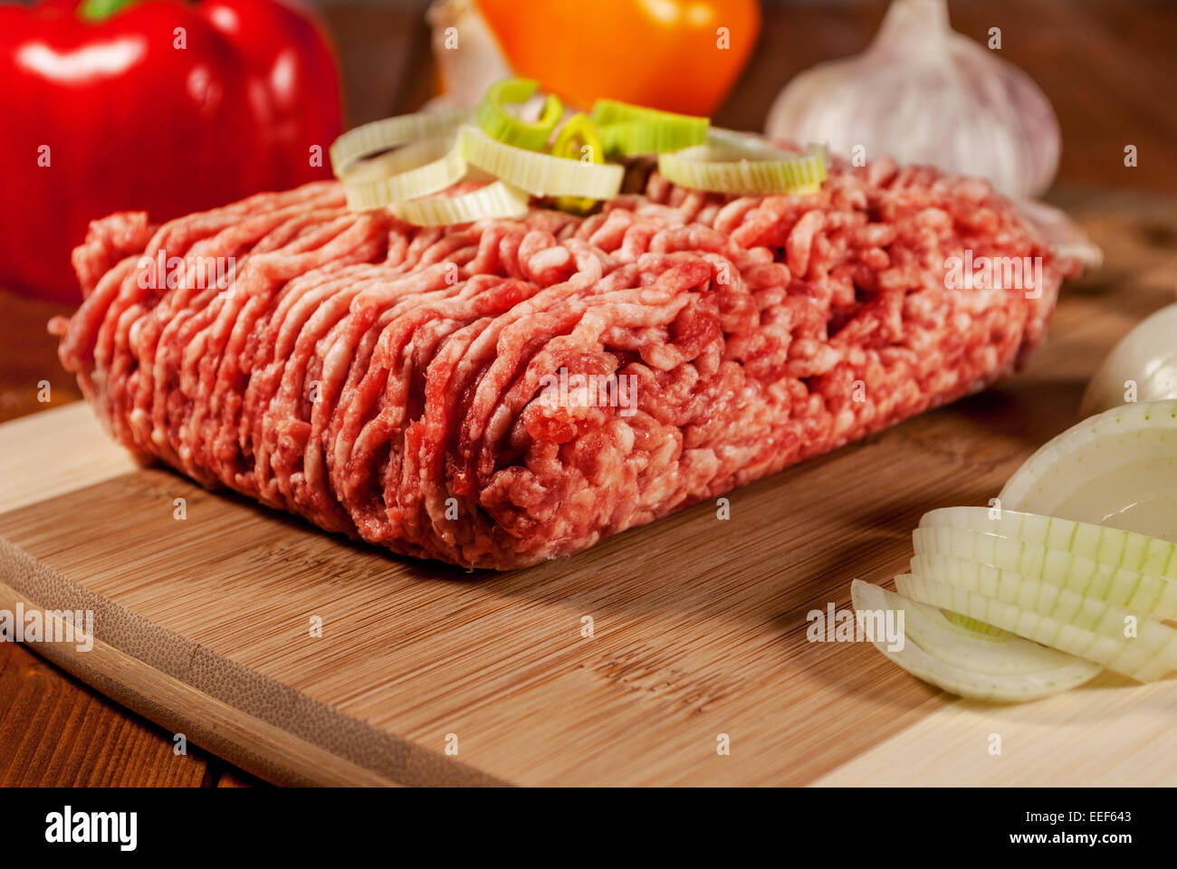 La carne macinata con verdure sulla piastra di legno Foto Stock