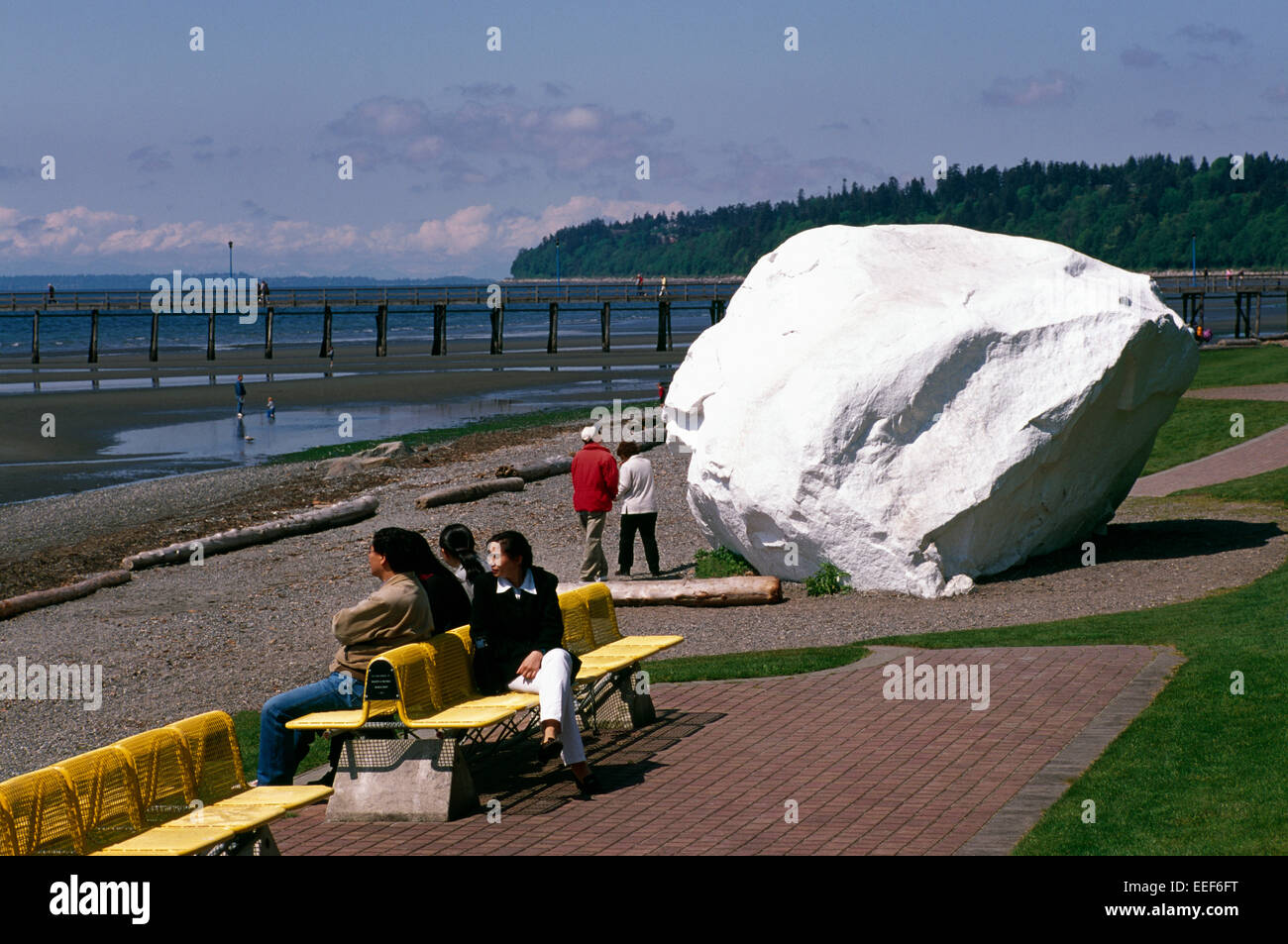 Irregolare glaciale - un grande masso di granito roccia dipinta di bianco, bianco Rock, BC, British Columbia, Canada - Mare attrazione Foto Stock