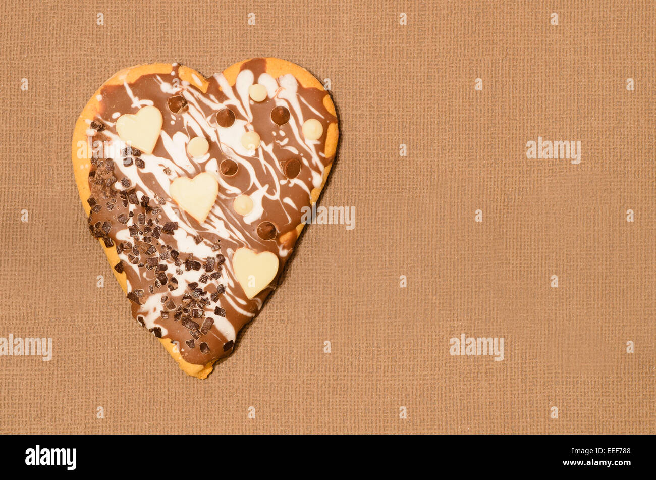 Forma di cuore gingerbread torta su sfondo marrone Foto Stock