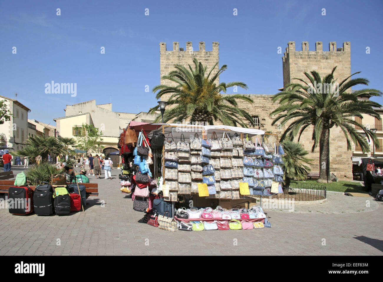 Spanien maiorca Alcudia Markt Haendler Verkauf Lebensmittel nessun modello di rilascio Mittelmeer Balearen Insel Wochenmarkt Marktstand V Foto Stock