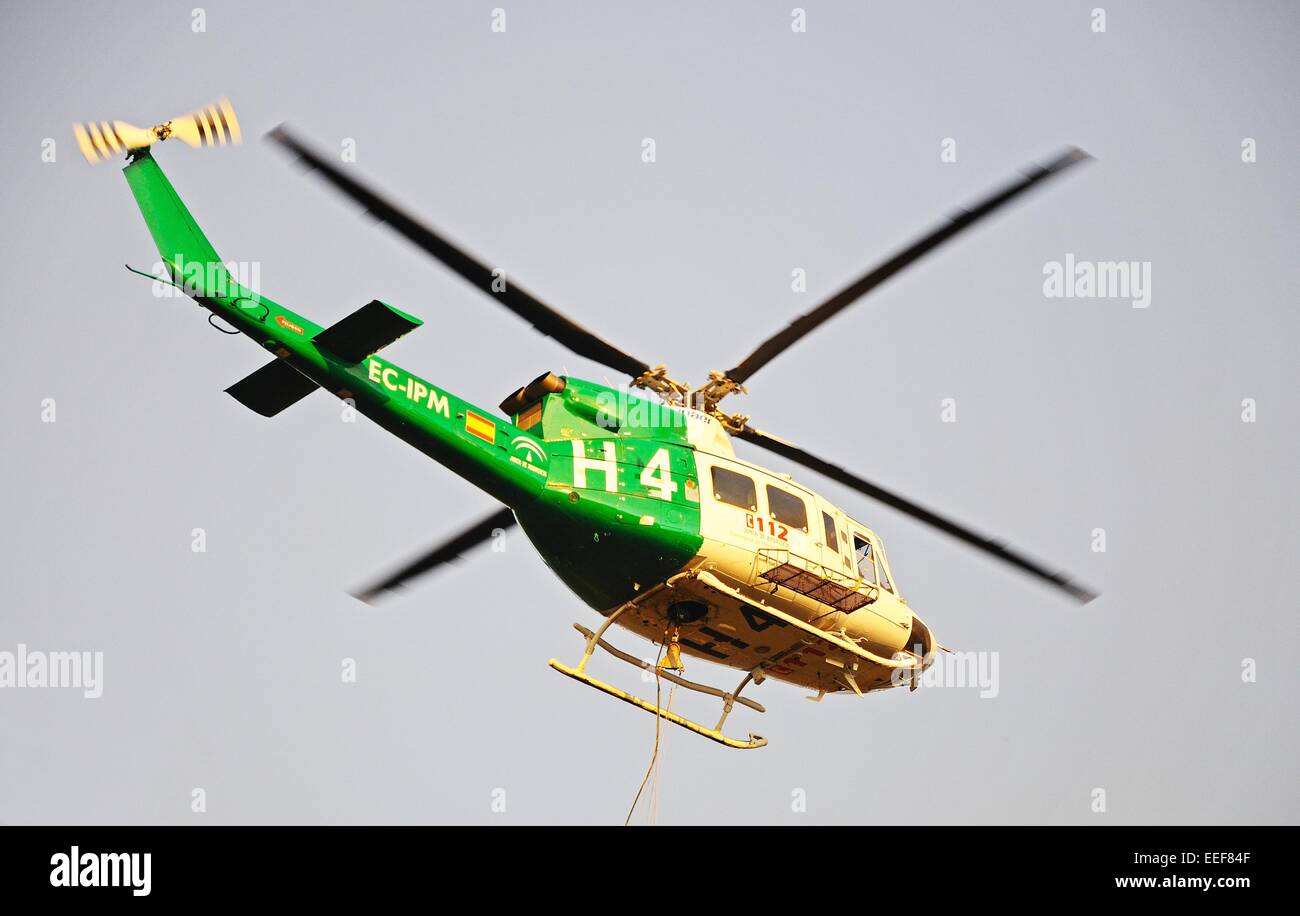 Bell 412 registrazione CE-IPM portando acqua per la lotta antincendio, Cabopino Golf, Costa del Sol, provincia di Malaga, Andalusia, Foto Stock