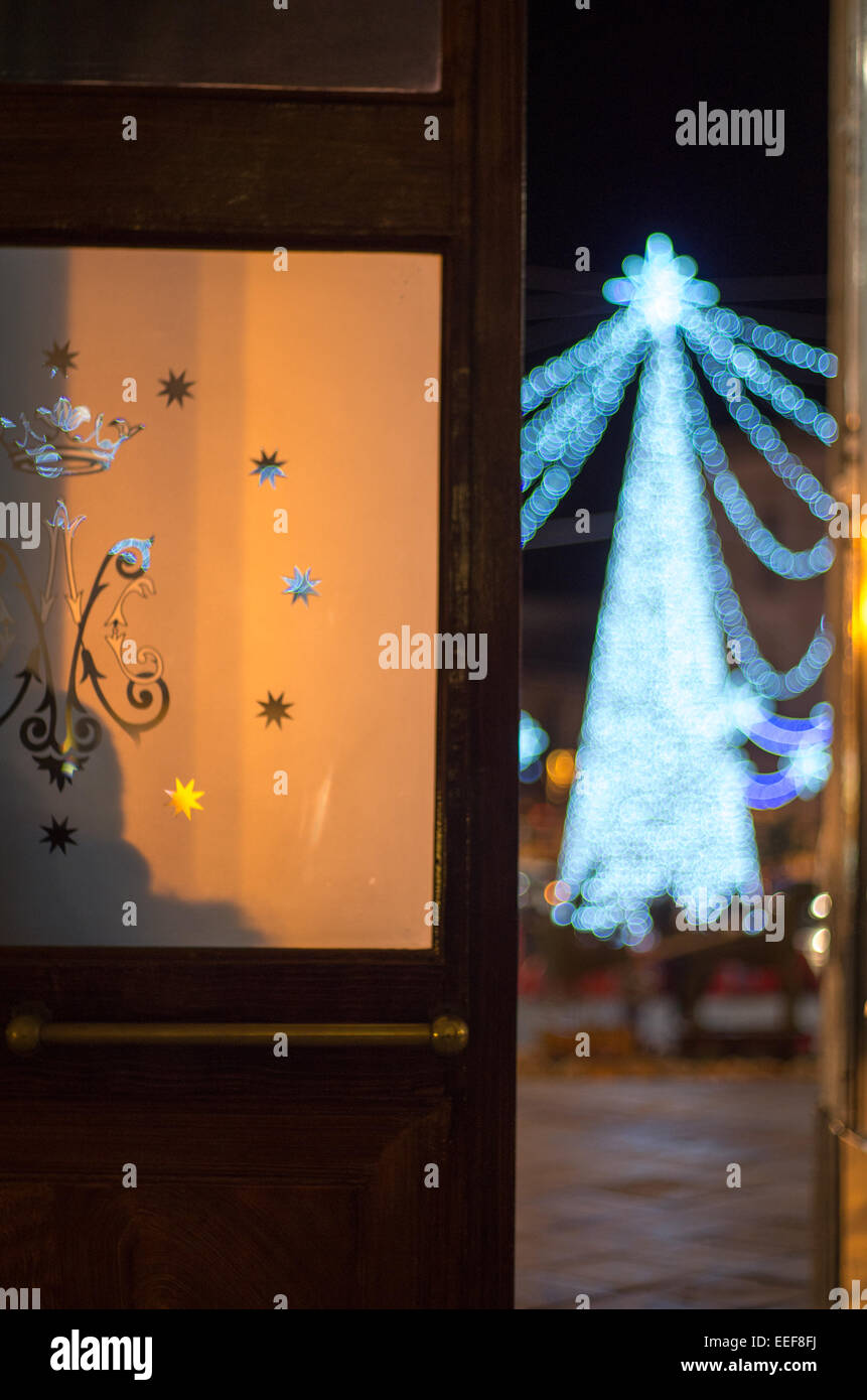 La porta di legno con albero di natale sullo sfondo Foto Stock