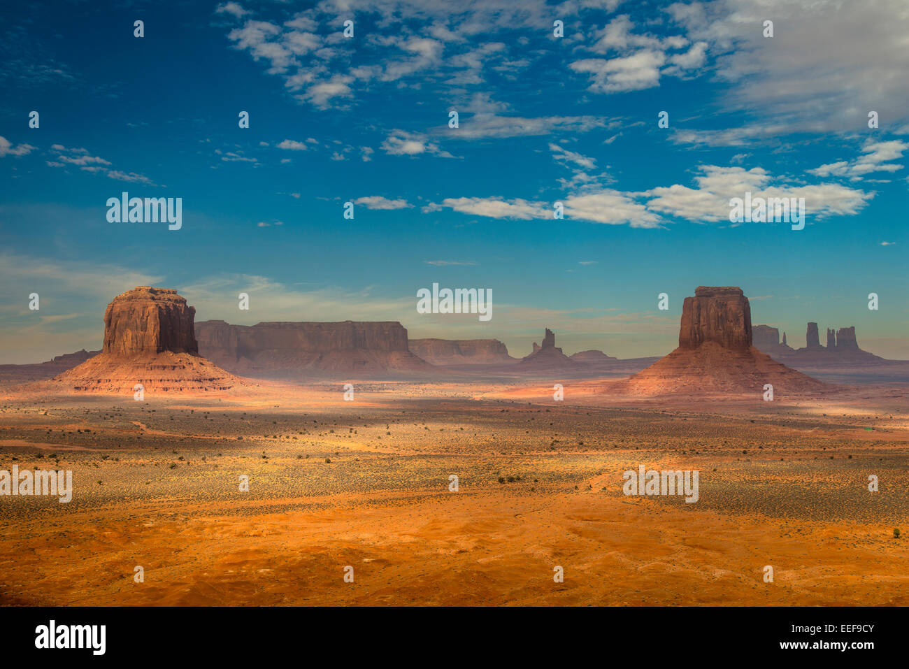 Vista panoramica da artista del punto, il parco tribale Navajo Monument Valley, Arizona, Stati Uniti d'America Foto Stock