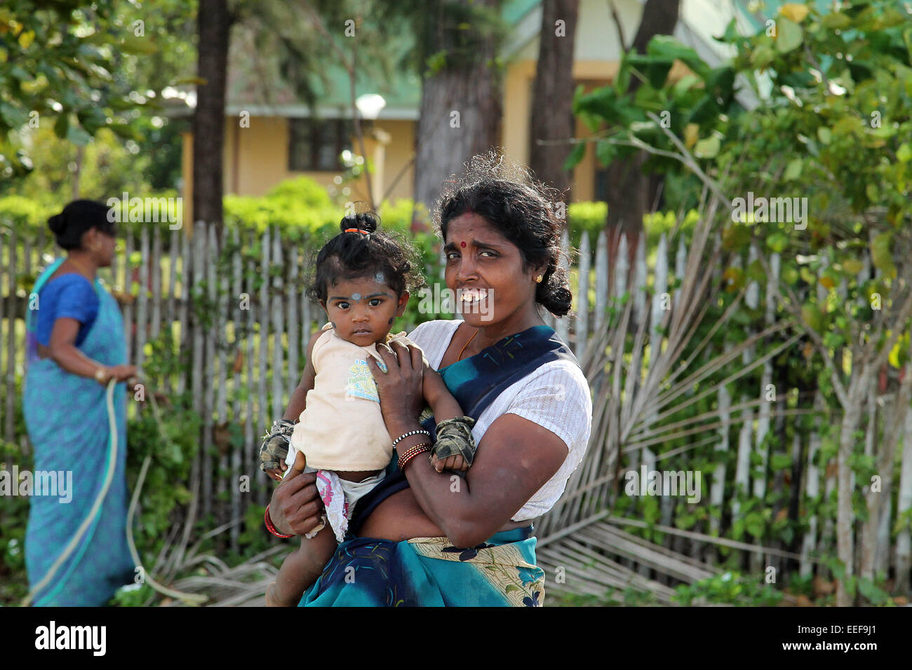 Un donne indiane con il suo bambino a Havelock island, Andaman e Nicobar, India Foto Stock
