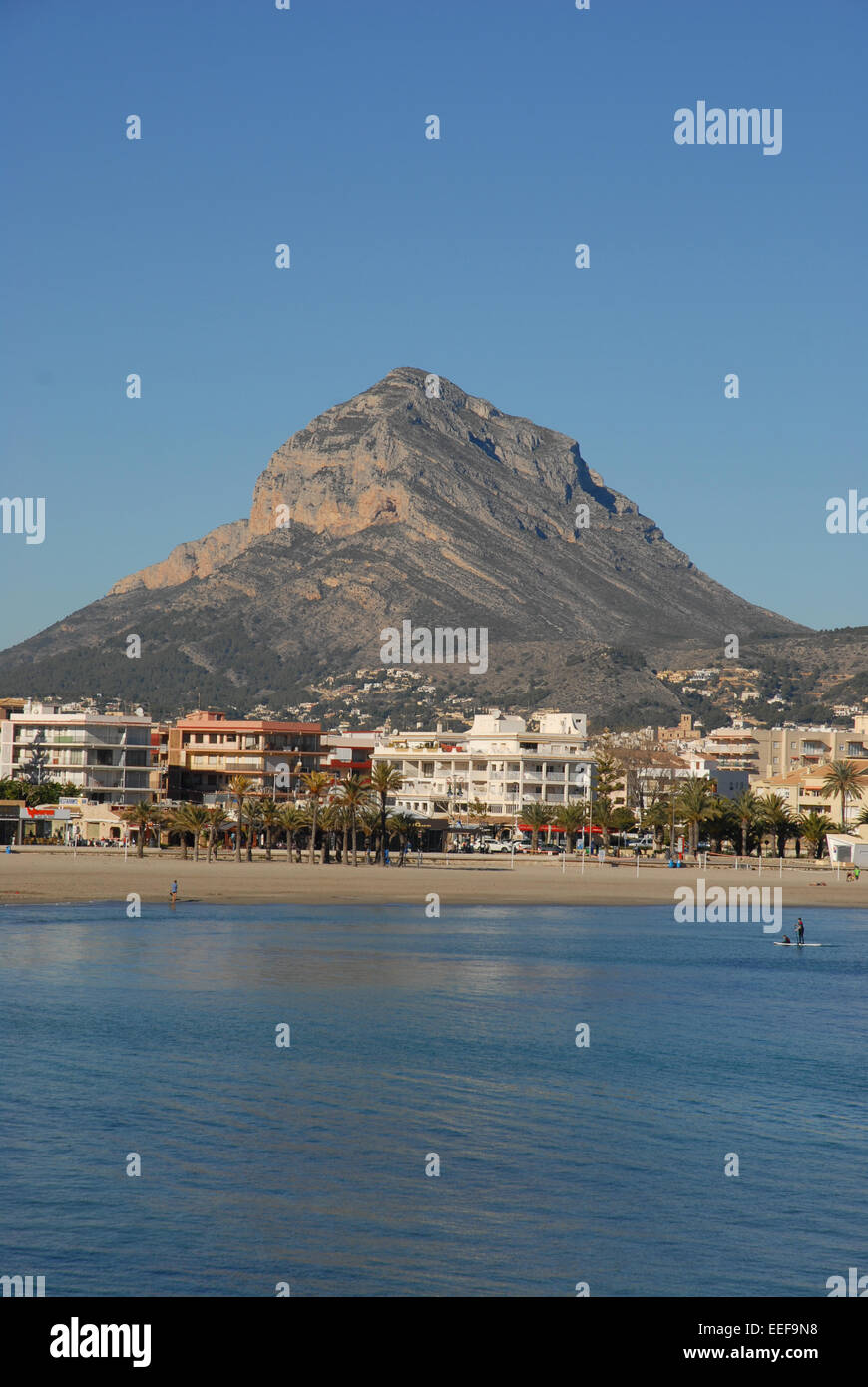 Vista della spiaggia di Arenal con Monte Montgo dietro, Javea / Xabia, Alicante, Spagna Foto Stock