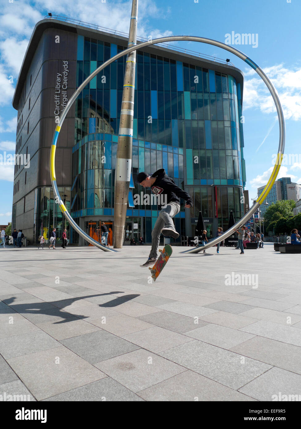 Giovane uomo lo skateboard al di fuori di Cardiff Central Library nel centro di Cardiff Wales UK KATHY DEWITT Foto Stock