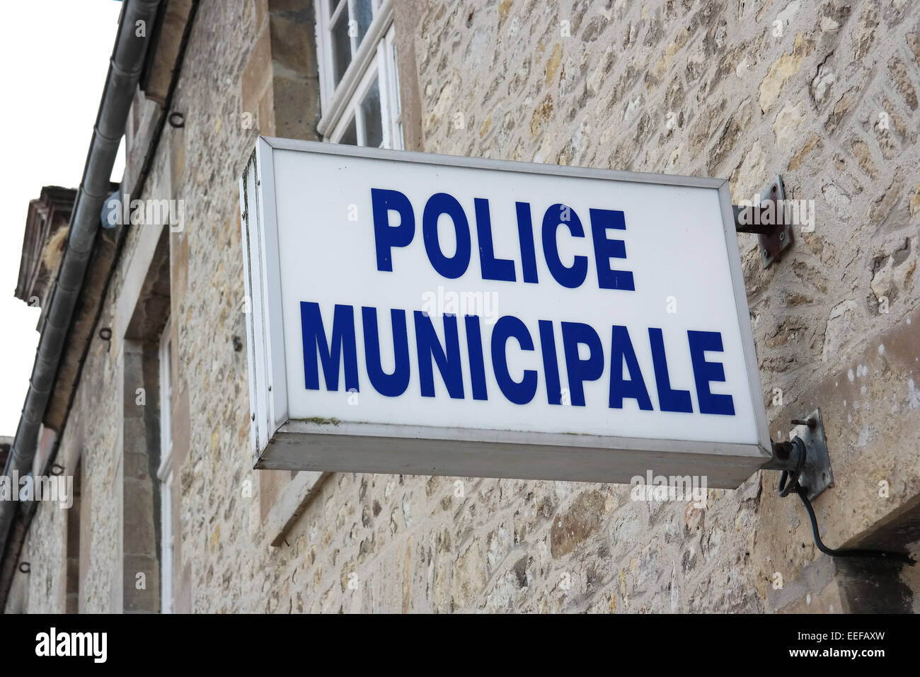 Polizia municipale - Francese a una stazione di polizia e segno. La polizia municipale in Francia sono i tutori della legge. Foto Stock