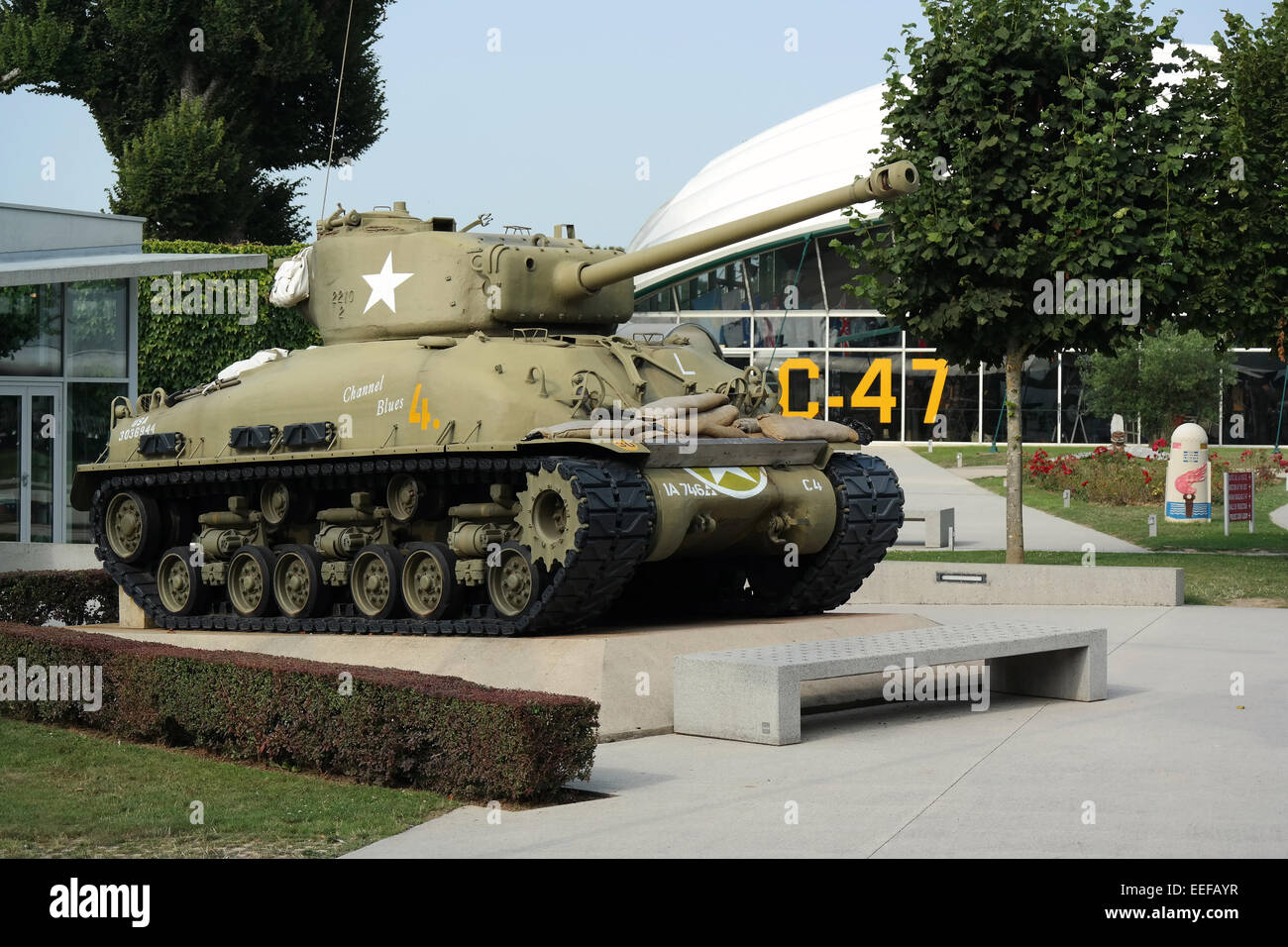 American Sherman serbatoio nella parte anteriore del Airborne museo nel villaggio di Sainte-Mere-Eglise, Normandia, Francia Foto Stock