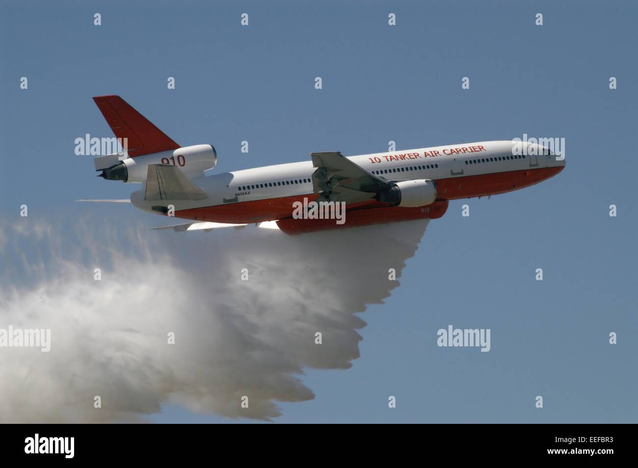 Acqua antincendio bomber DC 10 petroliera di aria Foto Stock