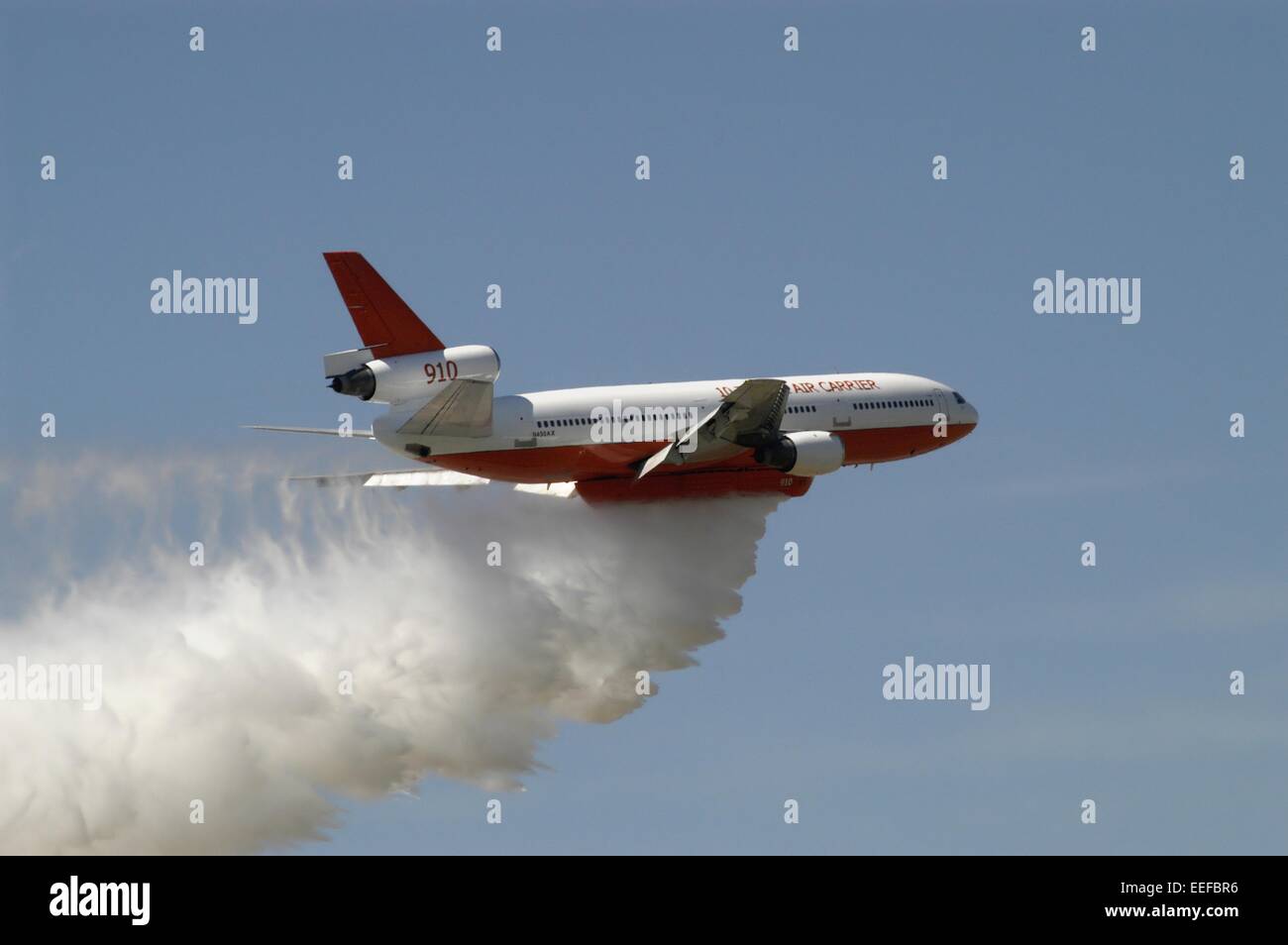 Acqua antincendio bomber DC 10 petroliera di aria Foto Stock