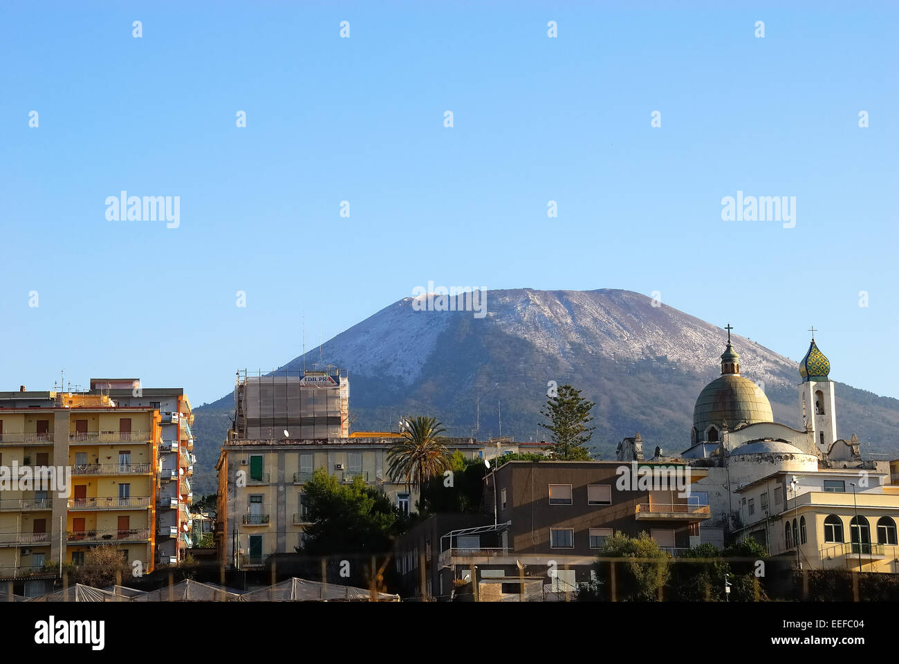 Torre del Greco, Campania, Italia. Il Vesuvio incombenti sulla città. Foto Stock