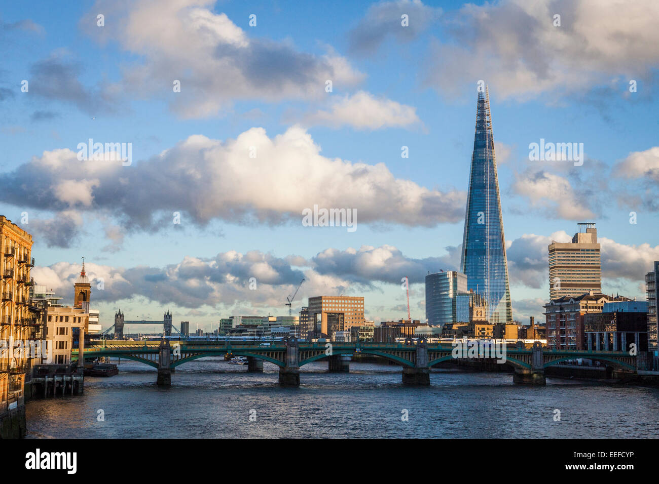 Vista lungo il Tamigi, London, Regno Unito Foto Stock
