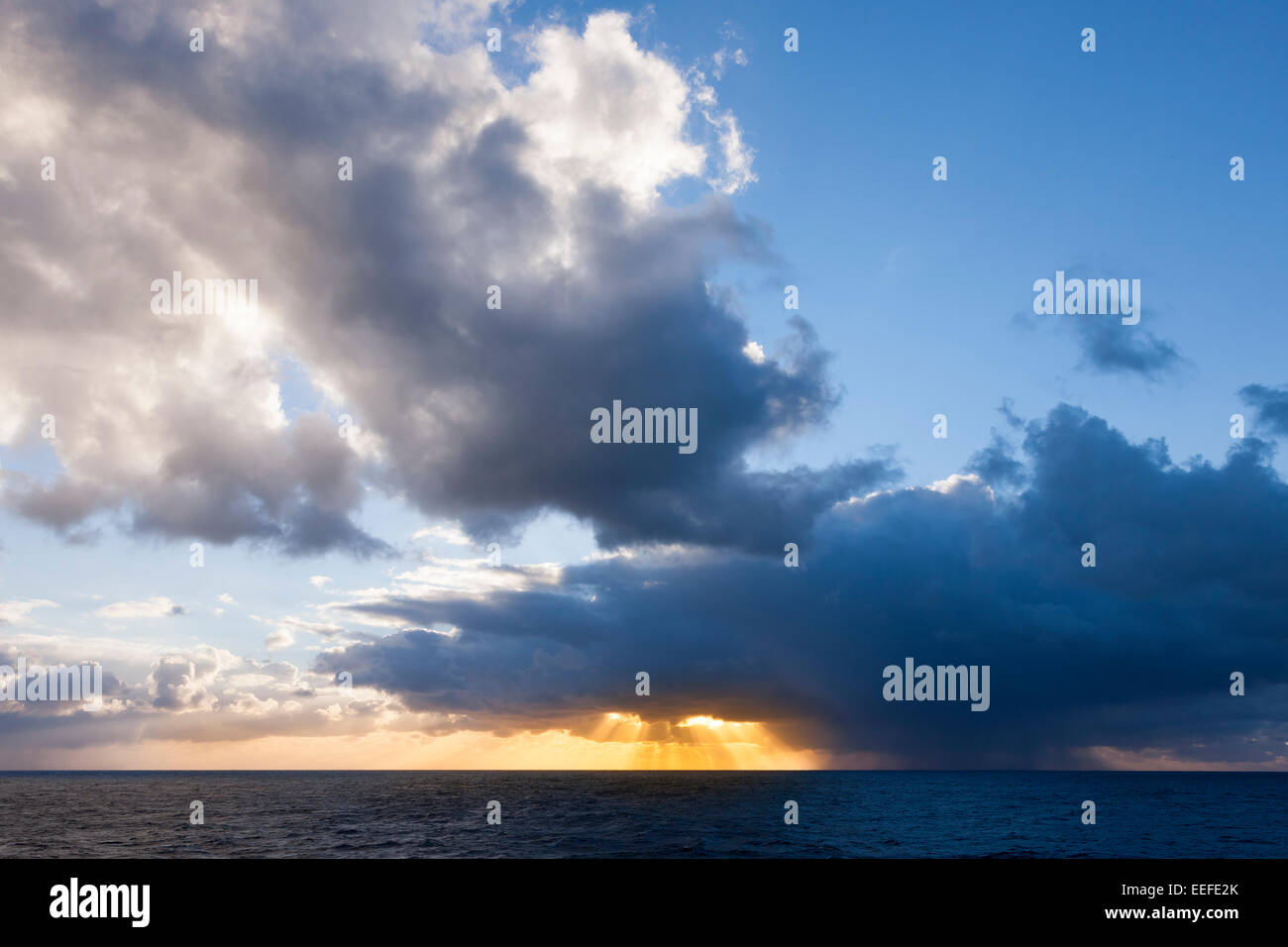 Il sun streaming attraverso le nuvole in mare intorno alle isole Canarie. Foto Stock