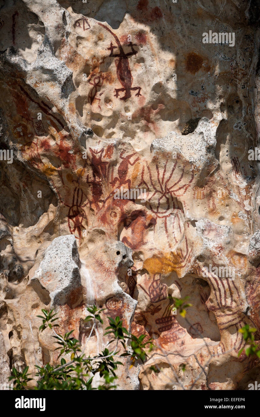 Vecchia roccia dipinti a stretto di Iris, Triton Bay, Papua occidentale, in Indonesia Foto Stock