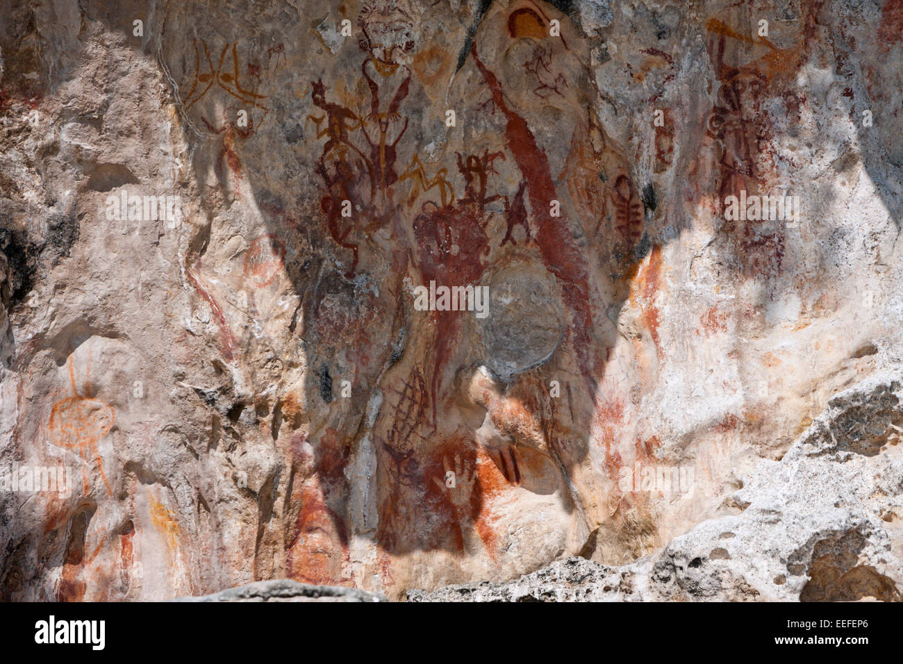 Vecchia roccia dipinti a stretto di Iris, Triton Bay, Papua occidentale, in Indonesia Foto Stock