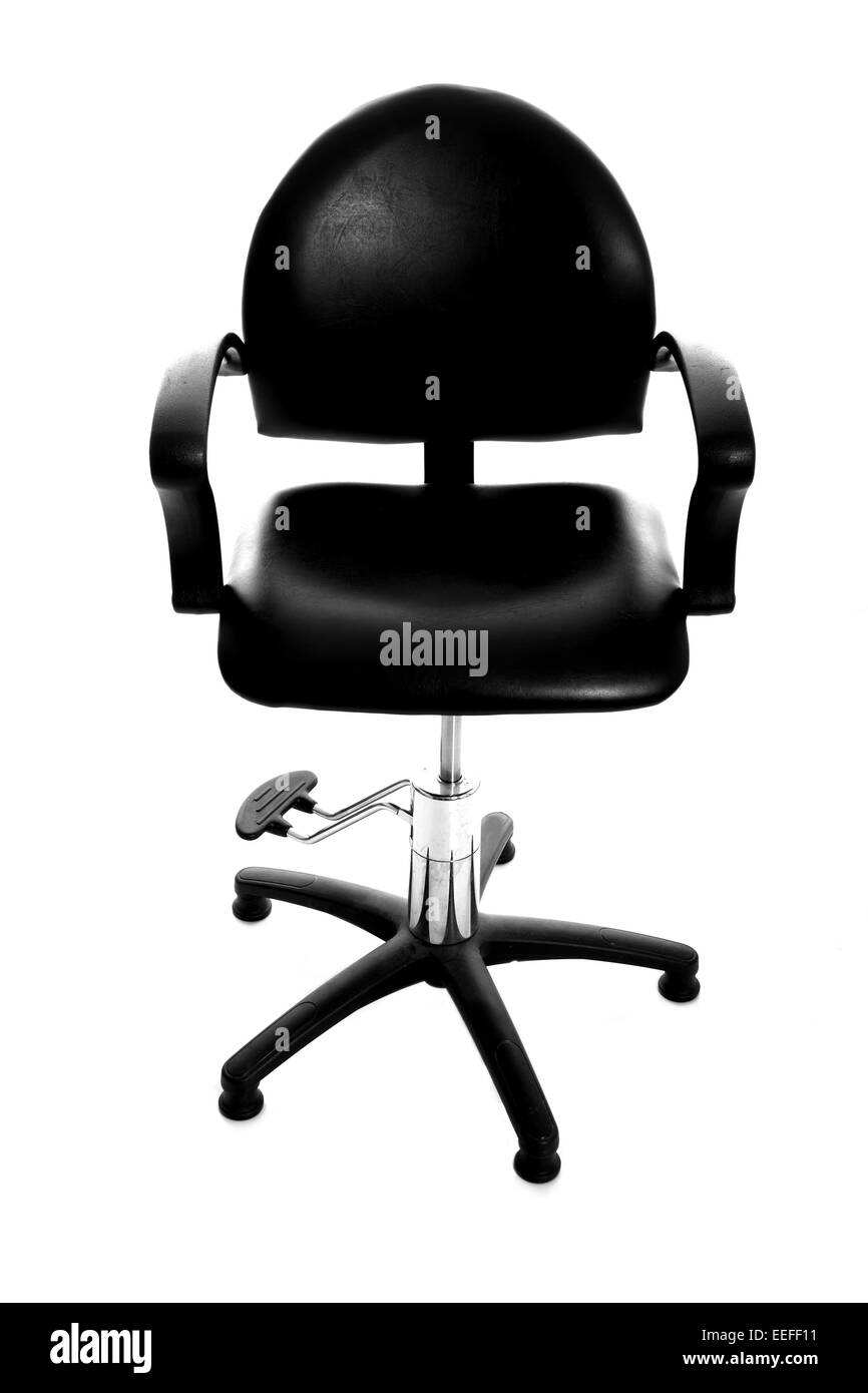 Una pelle nera sedia per ufficio su uno sfondo bianco. Foto Stock