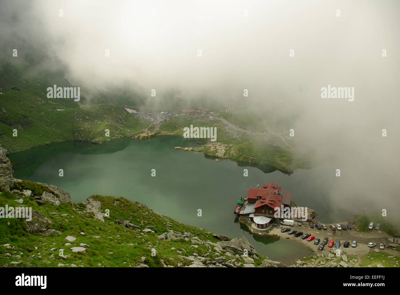 Glaciale lago Balea su Transfagarasan. Carpazi, Romania. Lago Balea e chalet in Romania Monti Fagaras Foto Stock