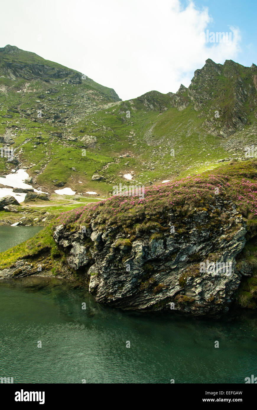 Glaciale lago Balea su Transfagarasan. Carpazi, Romania. Lago Balea e chalet in Romania Monti Fagaras Foto Stock
