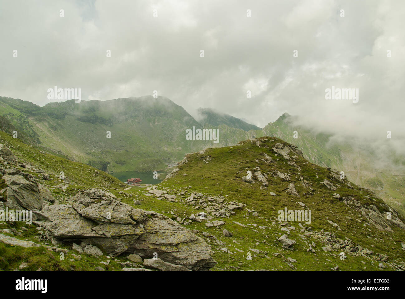Glaciale lago Balea su Transfagarasan. Carpazi, Romania. Lago Balea e chalet in Romania Monti Fagaras Foto Stock