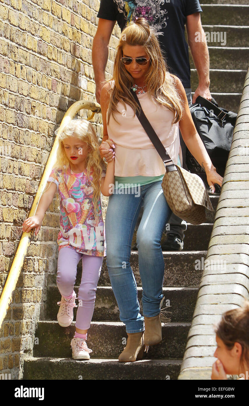 Katie Price e sua figlia Principessa Tiiaami visto lasciare FUBAR Autoradio dotata di: Katie Price,Princess Tiiaami dove: Londra, Regno Unito quando: 15 Lug 2014 Foto Stock