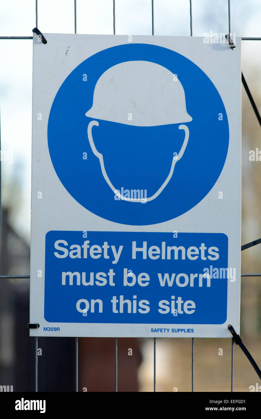 Sito in costruzione per la salute e la sicurezza sul segno recinzione di cantiere in Bedford, Bedfordshire, Inghilterra Foto Stock