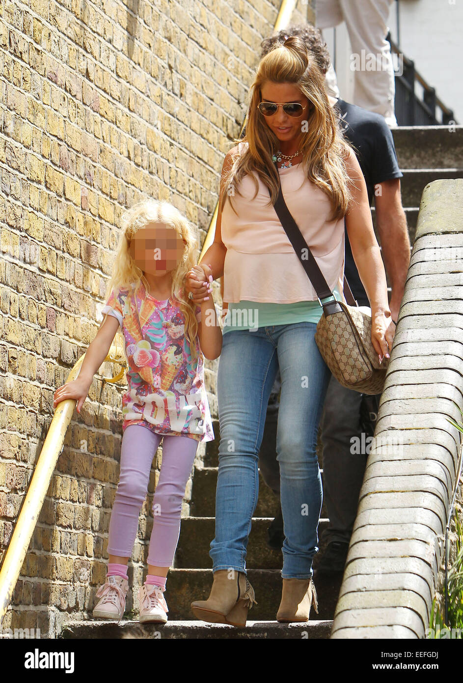 Katie Price e sua figlia Principessa Tiiaami visto lasciare FUBAR Autoradio dotata di: Katie Price,Princess Tiiaami dove: Londra, Regno Unito quando: 15 Lug 2014 Foto Stock