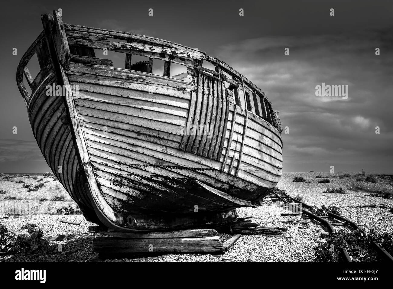 Un vecchio abbandonato la pesca in barca arenati su un faggio in bianco e nero. Foto Stock