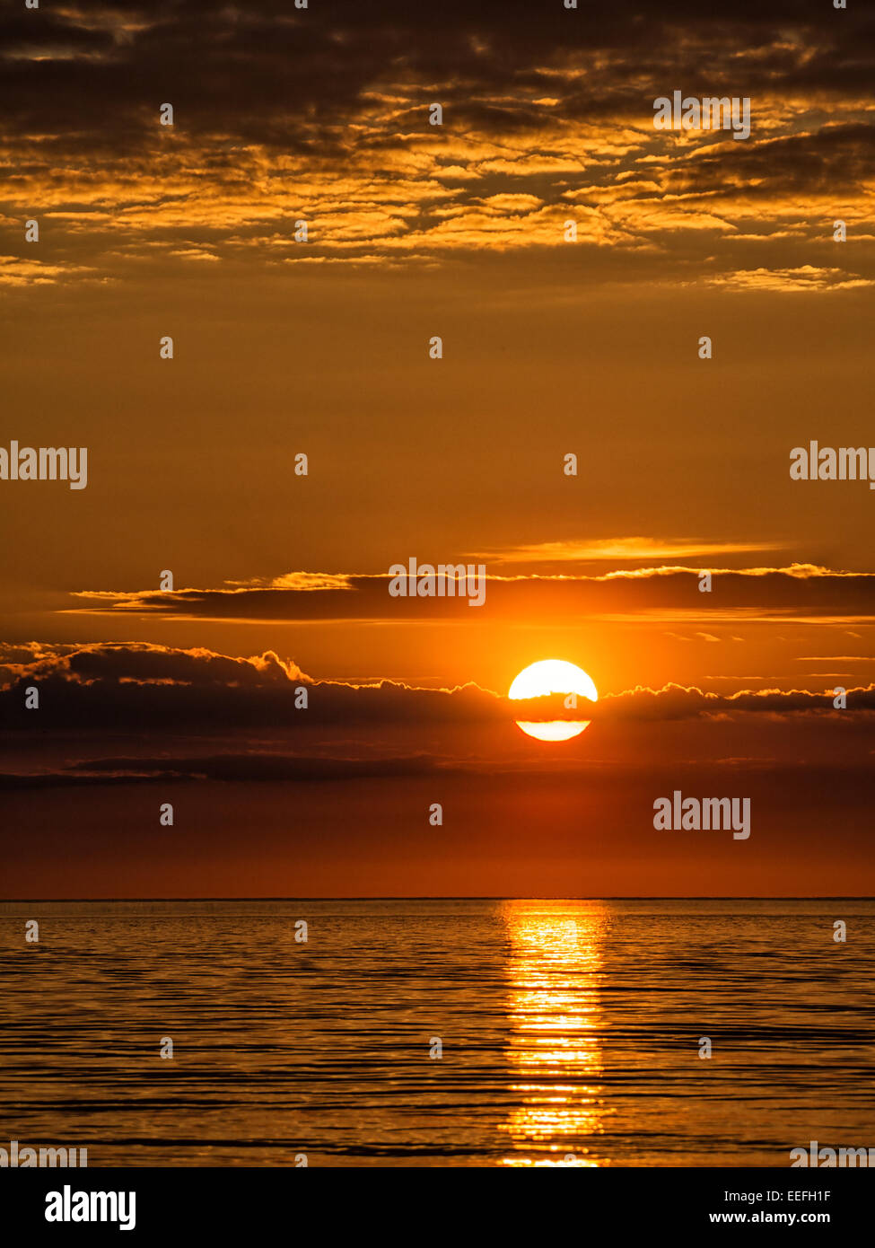 Un tramonto sulla costa del Mar Baltico Foto Stock