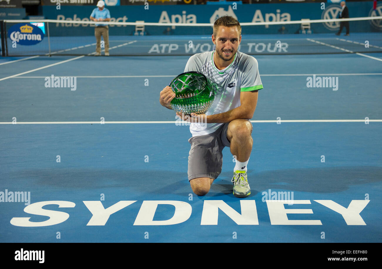 Sydney, Australia. Xvii gen, 2015. Tutti i sorrisi. La vittoria. Viktor Troicki di Serbia pone con i vincitori del trofeo. Il suo 6/2 6/3 vincere contro Mikhail Kukushkin del Kazakistan è stato il primo ATP finale che ha ospitato due qualificazioni. L'apia International Sydney. Credito: Tony Bowler/thats my pic/Alamy Live News Foto Stock