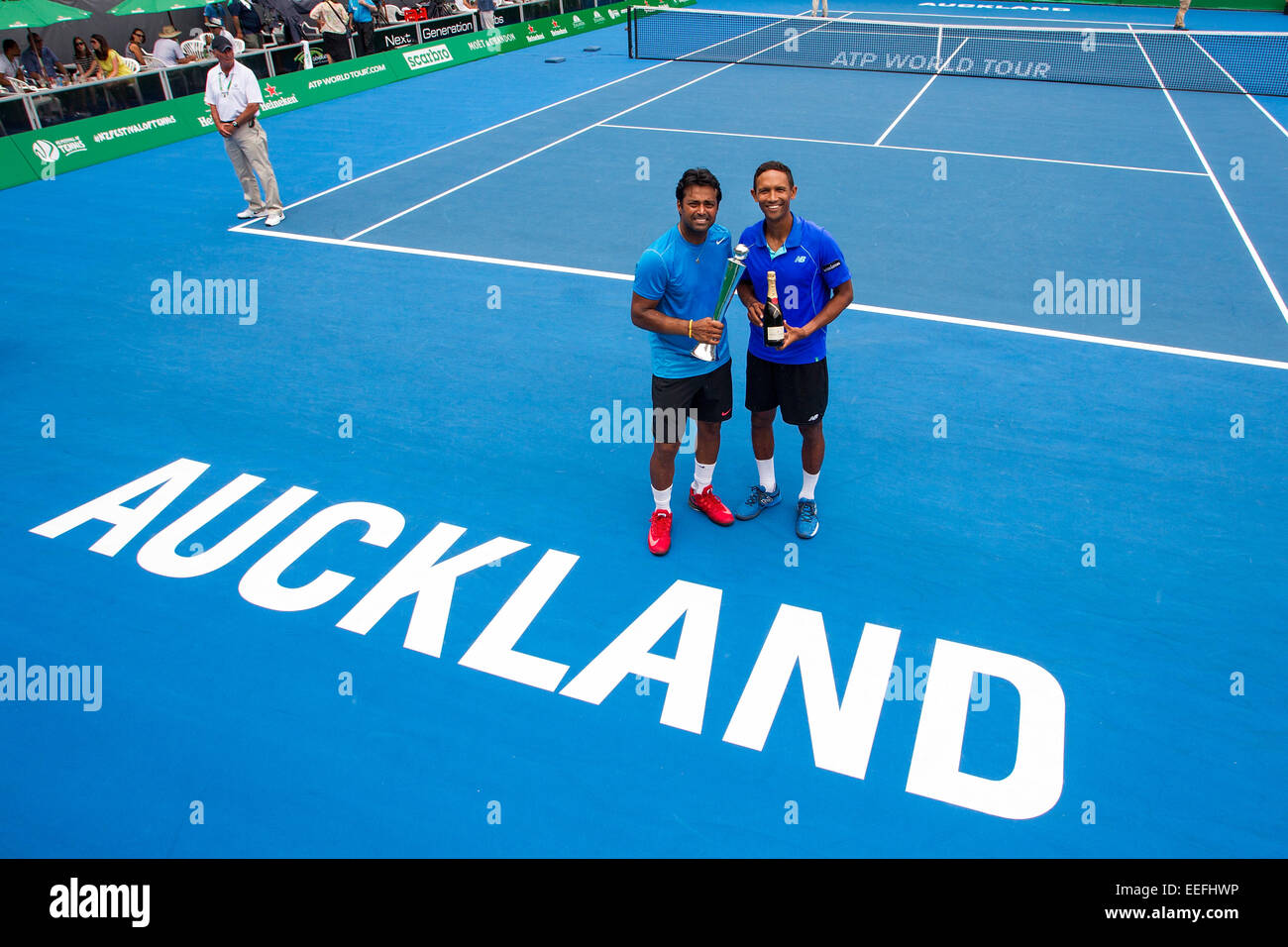 Auckland, Nuova Zelanda. Xvii gen, 2015. India di Leander Paes a sinistra e del Sudafrica Raven Klaasen con il trofeo dopo aver sconfitto la Gran Bretagna Dominic Inglot e la Romania Florin Mergea in doppie finali alla Heineken Open maschile di Tennis Tournament, Auckland, Nuova Zelanda, Sabato, 17 gennaio 2015. Credito: Azione Sport Plus/Alamy Live News Foto Stock