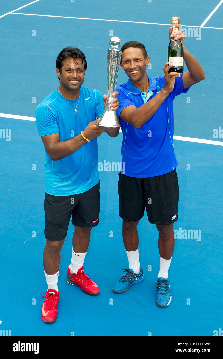 Auckland, Nuova Zelanda. Xvii gen, 2015. India di Leander Paes a sinistra e del Sudafrica Raven Klaasen con il trofeo dopo aver sconfitto la Gran Bretagna Dominic Inglot e la Romania Florin Mergea in doppie finali alla Heineken Open maschile di Tennis Tournament, Auckland, Nuova Zelanda, Sabato, 17 gennaio 2015. Credito: Azione Sport Plus/Alamy Live News Foto Stock