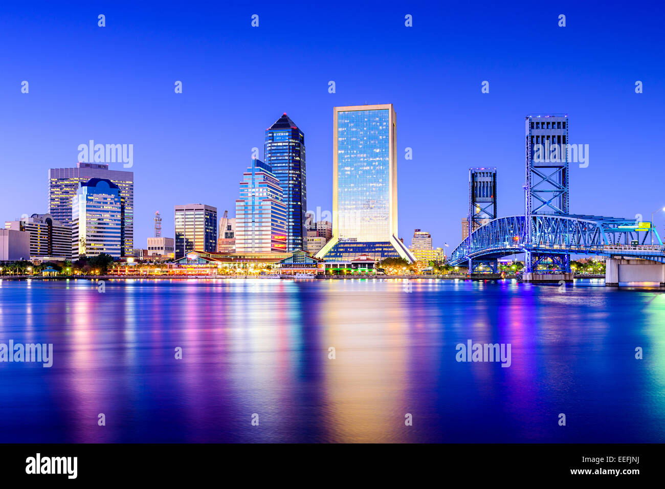 Jacksonville, Florida, Stati Uniti d'America downtown skyline della città sulla St Johns River. Foto Stock