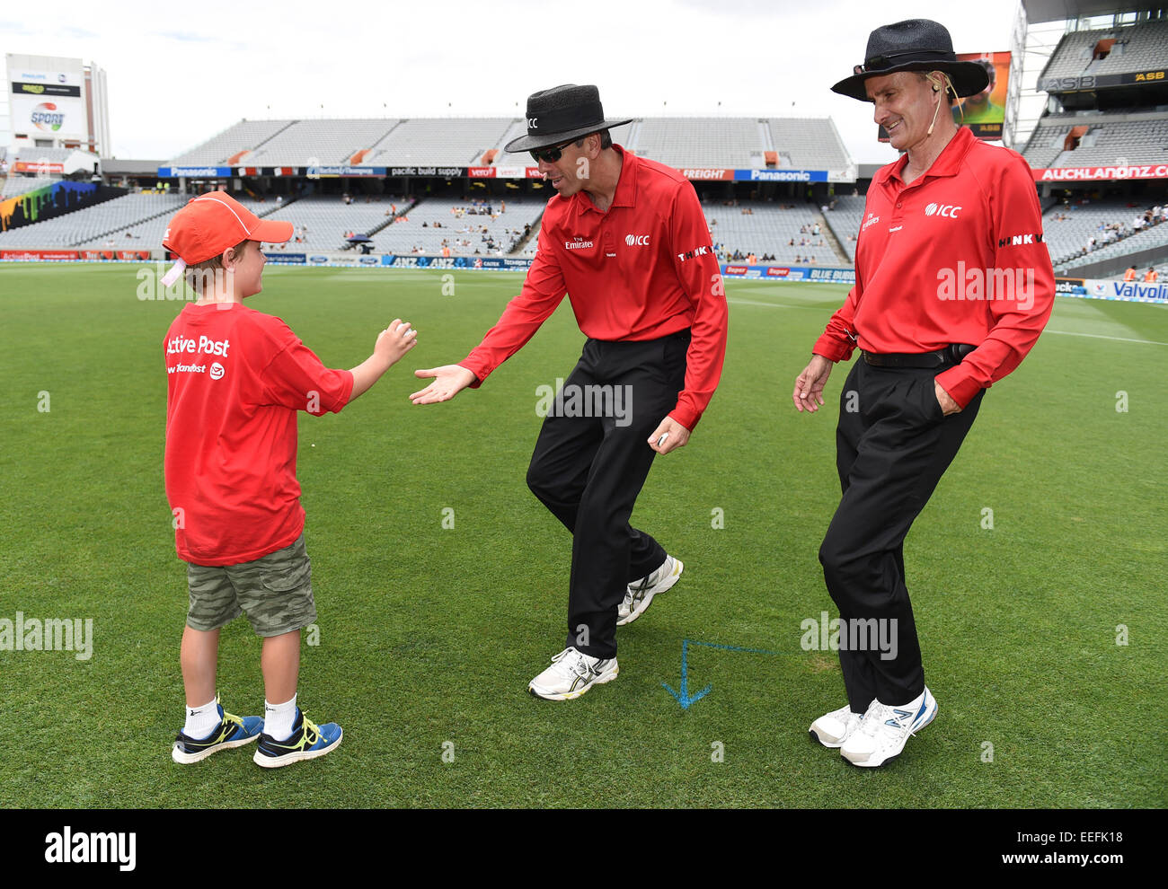 Eden Park di Auckland, in Nuova Zelanda. Xvii gen, 2015. Post attivo attivazione sponsorizzazione all'ANZ una giornata internazionale della serie di Cricket. 3 Confronto tra la Nuova Zelanda tornerà cappucci e Sri Lanka presso Eden Park di Auckland. La Nuova Zelanda. Sabato 17 gennaio 2015. Credito: Azione Sport Plus/Alamy Live News Foto Stock