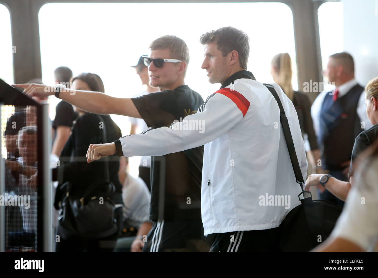 I membri della squadra nazionale di calcio tedesca il check in presso l'aeroporto di Tegel per volare a casa loro città. Dotato di: Thomas Mueller, Toni Kroos Dove: Berlino, Germania Quando: 15 Lug 2014 Foto Stock