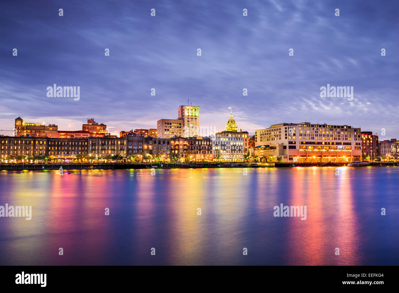 Il Savannah, Georgia, Stati Uniti d'America skyline del centro presso il Riverfront al crepuscolo. Foto Stock