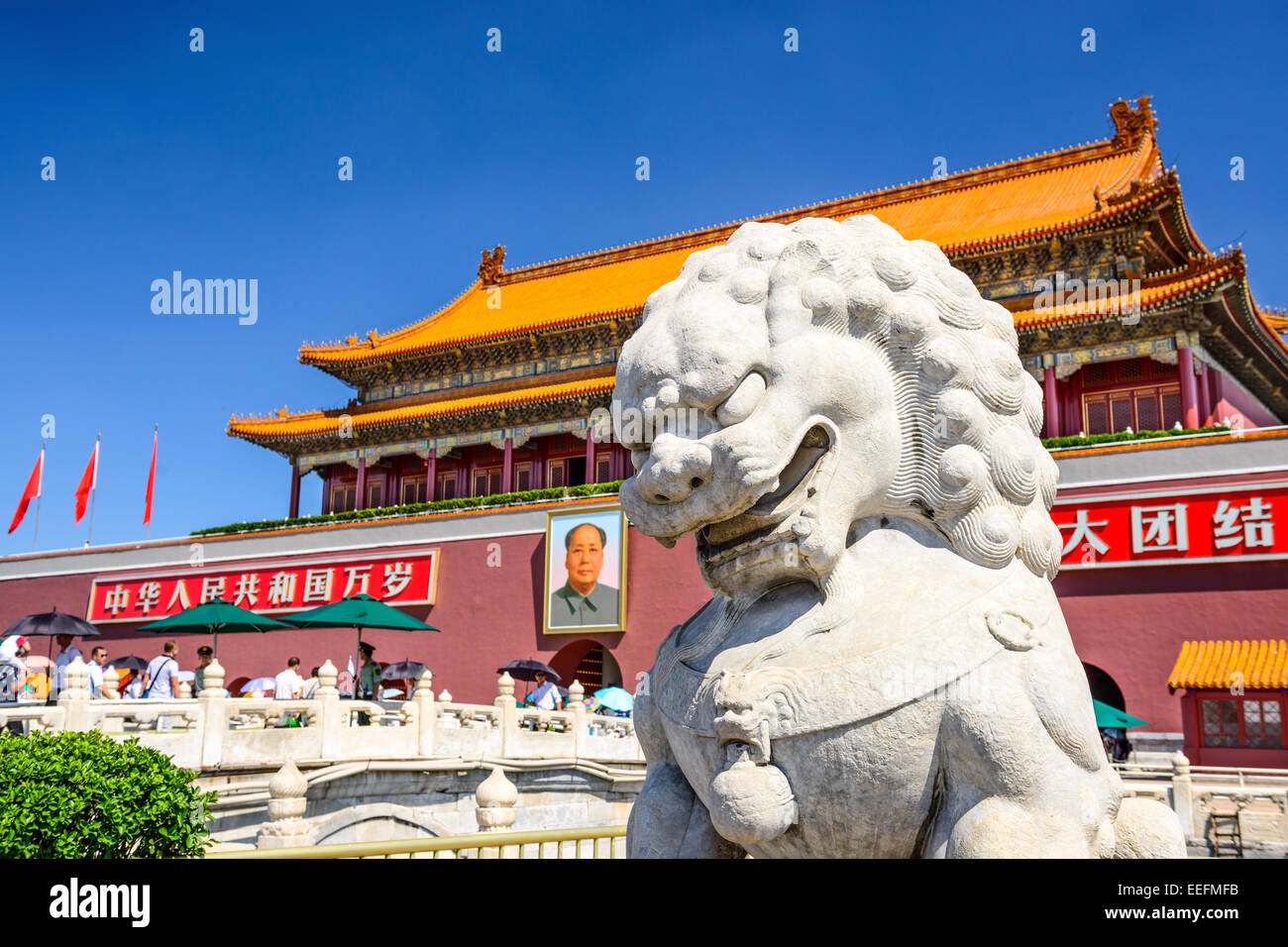 Pechino, Cina - 27 giugno 2014: un leone statua custodisce il gate di Tiananmen a Piazza Tiananmen. Foto Stock