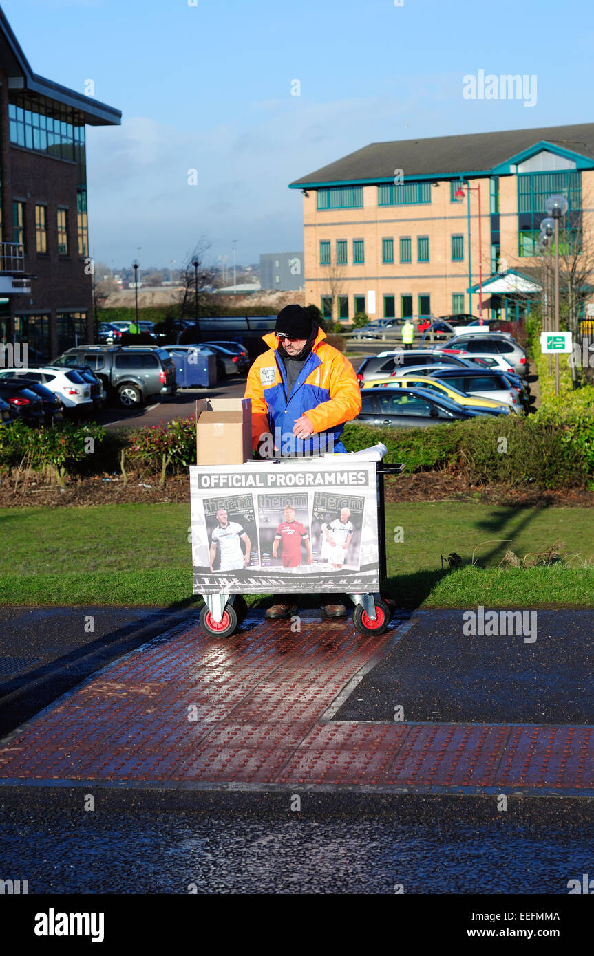 Derby, Derbyshire, Regno Unito.xvii Gennaio 2015.local East Midland rivali Derby County e il Nottingham Forest gioca un derby corrispondono al Pro stadium oggi kick off 12.15 pm. La loro è una feroce concorrenza tra i due club con l'atmosfera edificio al di fuori della massa.Derbys sono seduta seconda in classifica con la foresta attraversando un brutto incantesimo e sono a metà classifica. Credito: IFIMAGE/Alamy Live News Foto Stock
