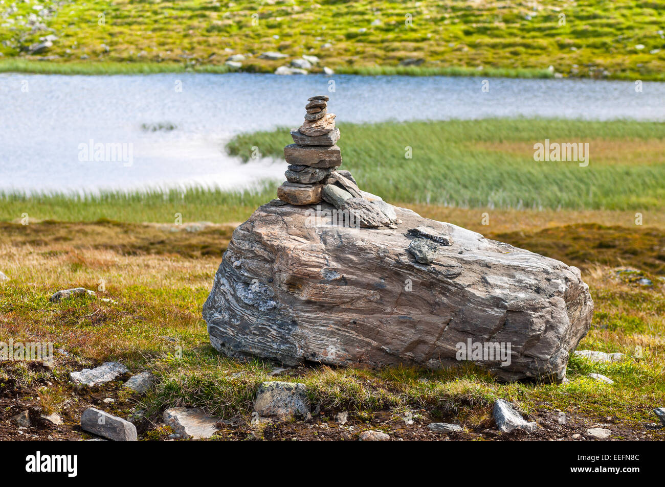Il tumulo di pietra come un marchio di navigazione sulla montagna Norvegese Foto Stock
