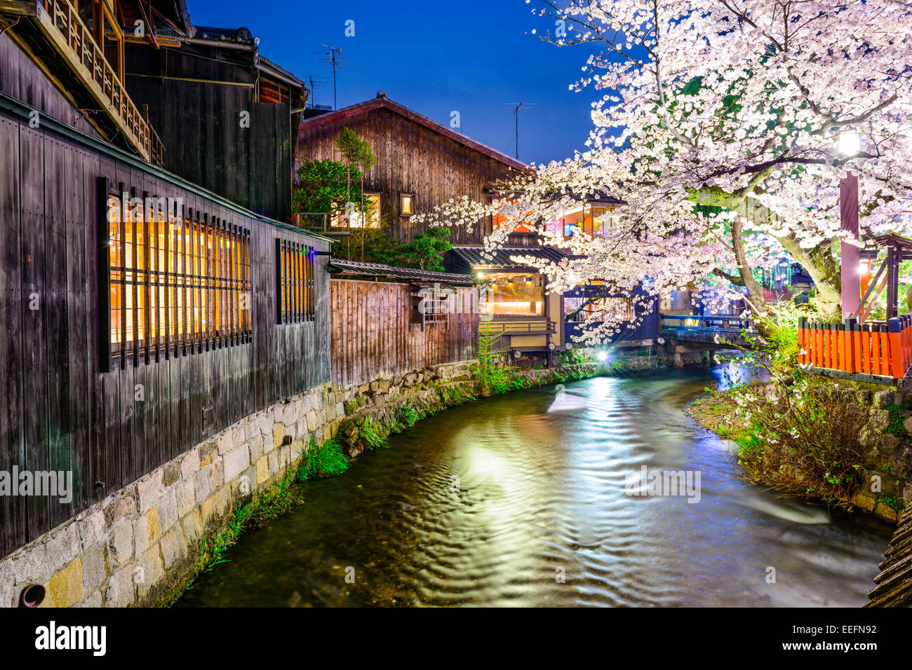 Kyoto, Giappone a Shirakawa canal nel quartiere di Gion. Foto Stock
