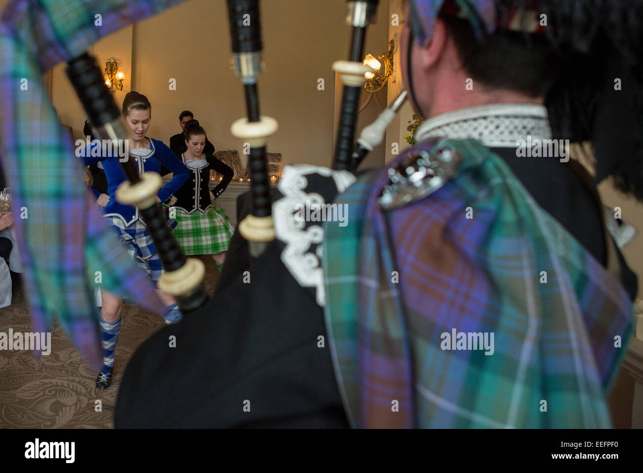 Primo piano della vista posteriore di un suonatore di cornamusa scozzese Foto Stock