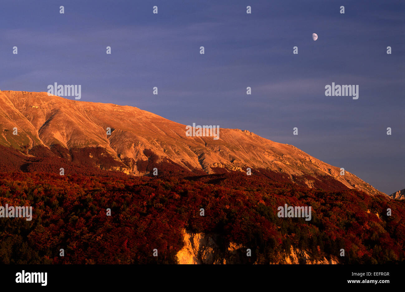 Italia, Abruzzo, Parco Nazionale della Majella, montagne al tramonto Foto Stock