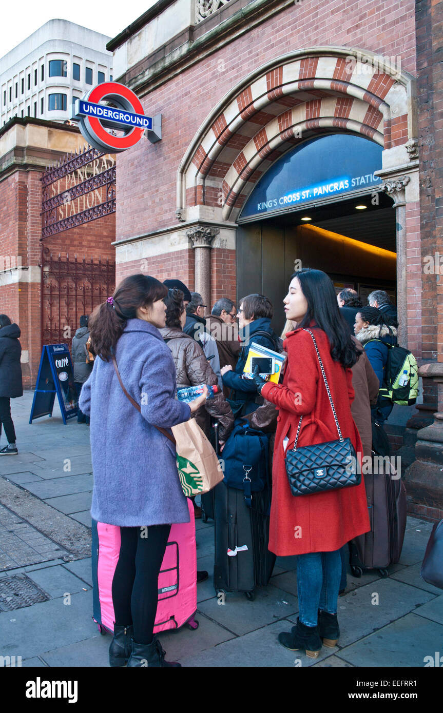 Londra, Regno Unito. Xvii gen, 2015. Coda di passeggeri al di fuori la stazione di St. Pancras, London, England Regno Unito come è stato annunciato che tutti i treni Eurostar vengono annullati a causa di un problema di infrastruttura (successivamente noto per essere un camion fuoco) nell'Eurotunnel. Credito: Julie friggitrice/Alamy Live News Foto Stock