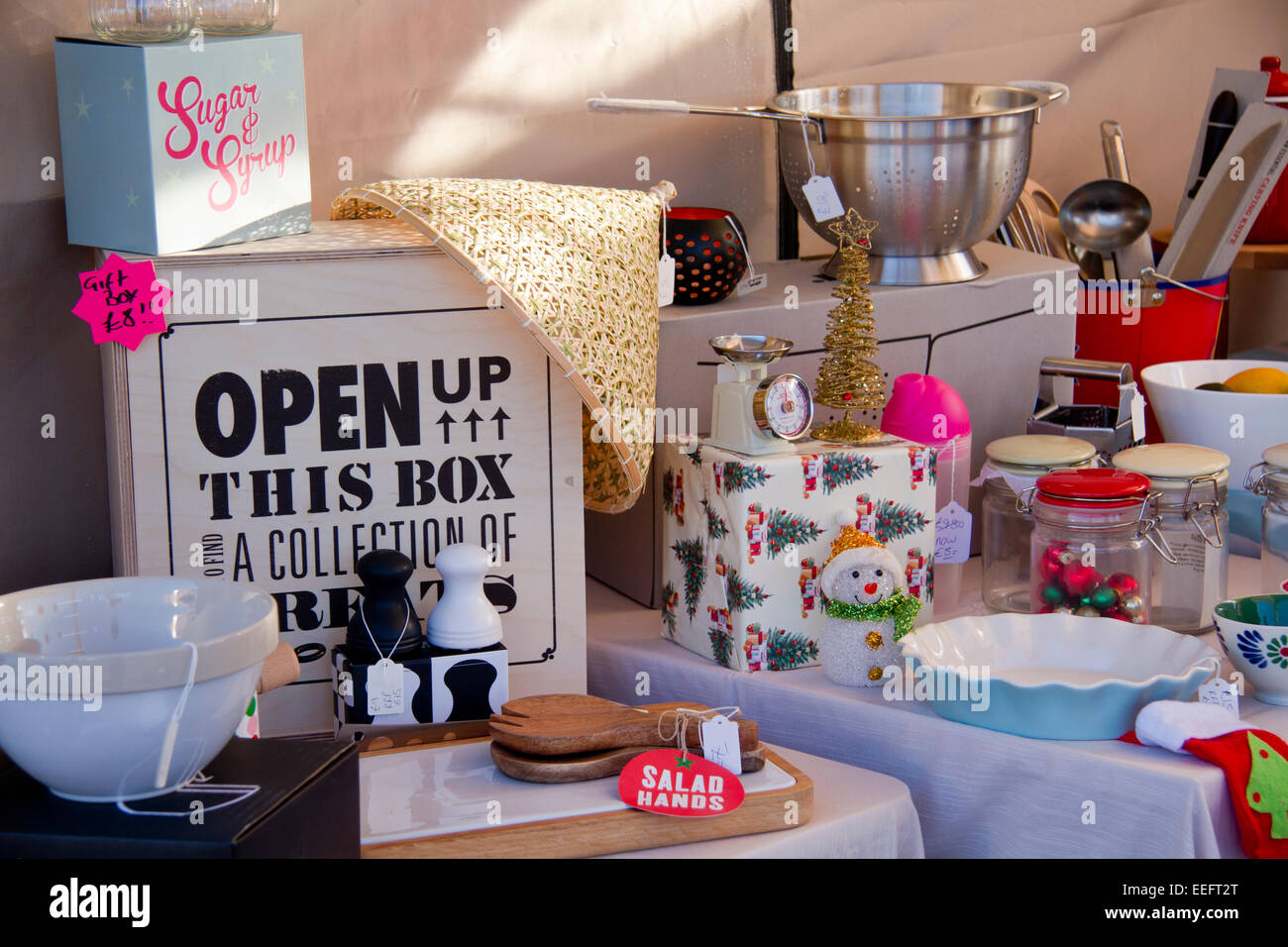 Regali stagionali in vendita su un mercato in stallo, Jimmy's Farm, Ipswich, Suffolk, Regno Unito Foto Stock