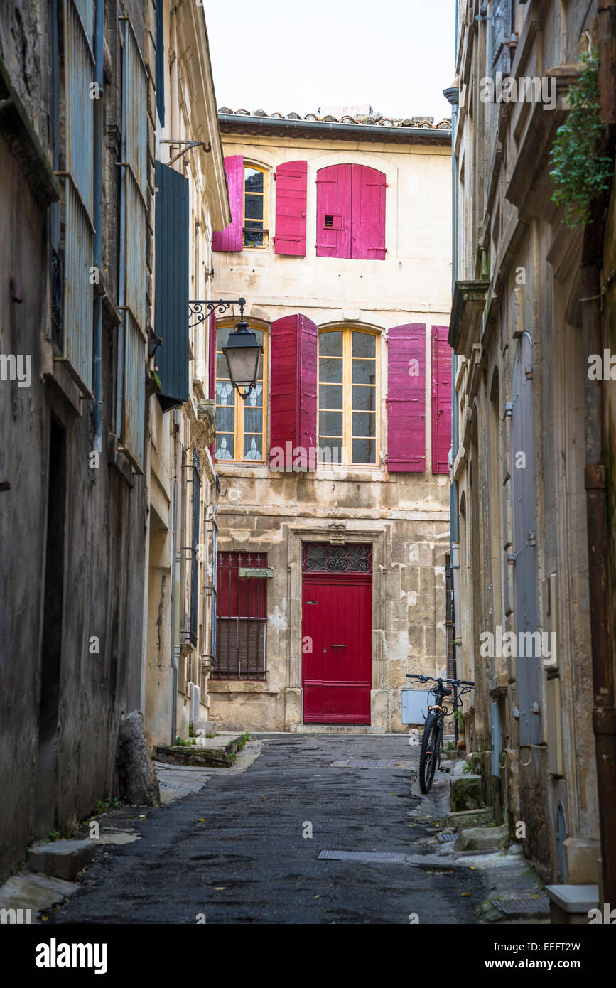Casa con persiane rosse, Arles, Bouches-du-Rhone, Francia Foto Stock