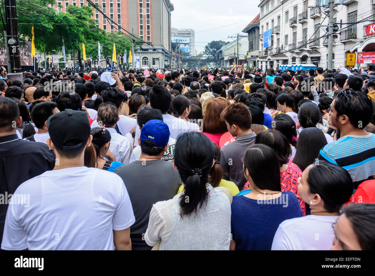 Intramuros, Manila, Filippine, 16 gennaio 2015. Migliaia di persone si riuniscono in una delle strade che circondano la Cattedrale di Manila il Venerdì, 16 gennaio 2015 per ottenere un assaggio di Papa Francesco che è prevista la celebrazione della Santa Messa con i vescovi del paese, sacerdoti e religiosi di altri prima di lui vola il giorno seguente alla provincia di Leyte per soddisfare i sopravvissuti di tifone Haiyan, lo scopo principale della sua visita apostolica. Credito: tonyoquias/Alamy Live News Foto Stock