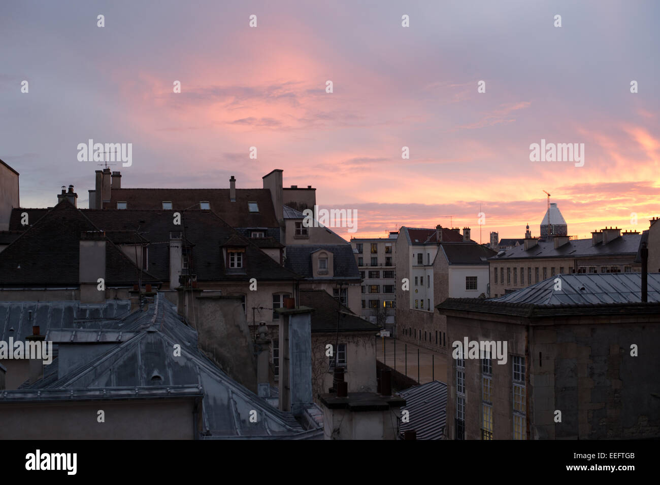 Tramonto sulla i tetti di Parigi del Marais, guardando verso la riva sinistra e la cupola del Pantheon Foto Stock