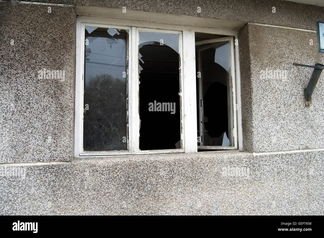 Il vecchio di legno tre-bladed finestra con il vetro rotto. Foto Stock