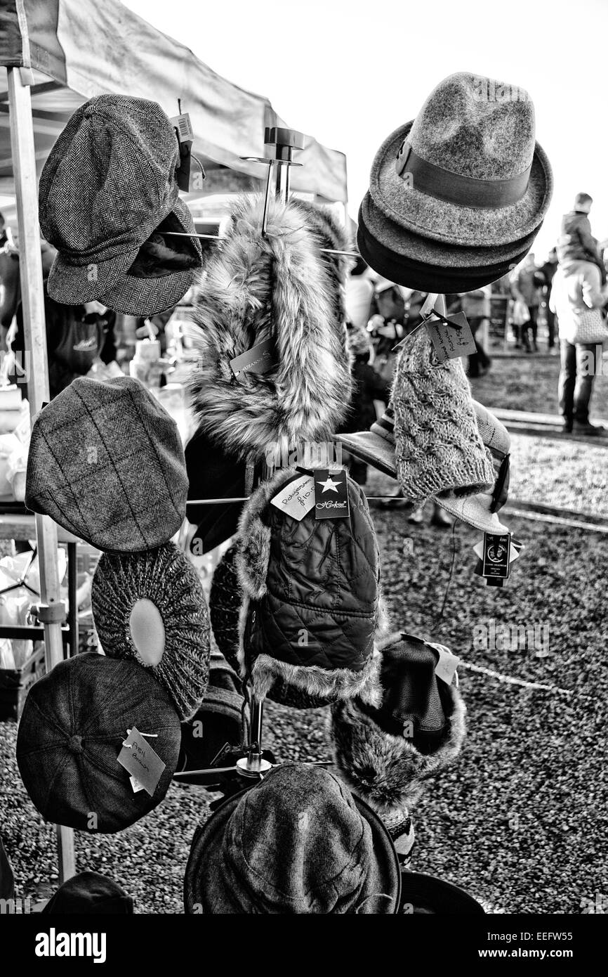 Cappelli per la vendita su un mercato in stallo, Jimmy's Farm, Ipswich, Suffolk, Regno Unito Foto Stock